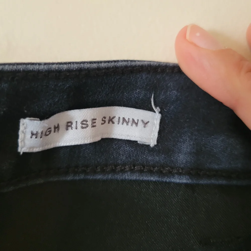 Kenneth Cole High Rise Skinny Dark Jeans With Zipper At The Ankle - Picture 4 of 9